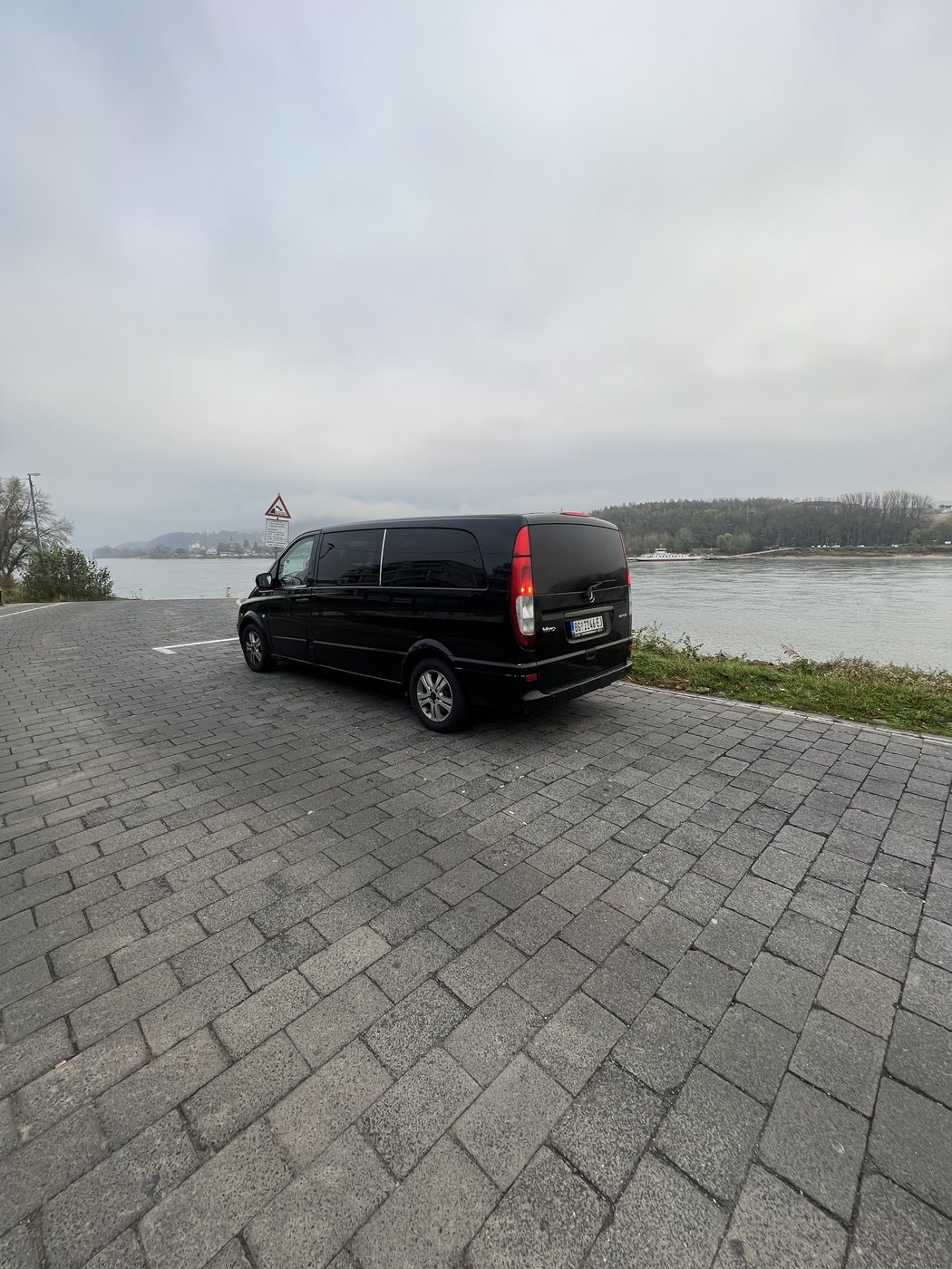 Kombi Poni Transfer pored reke u Nemačkoj