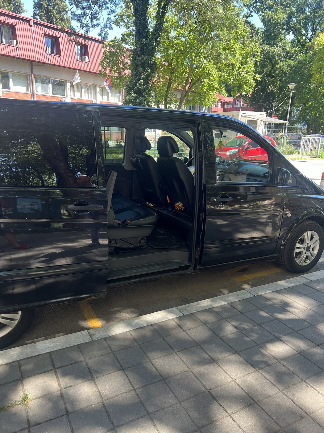 Unutrašnjost kombija Poni Transfer sa otvorenim vratima