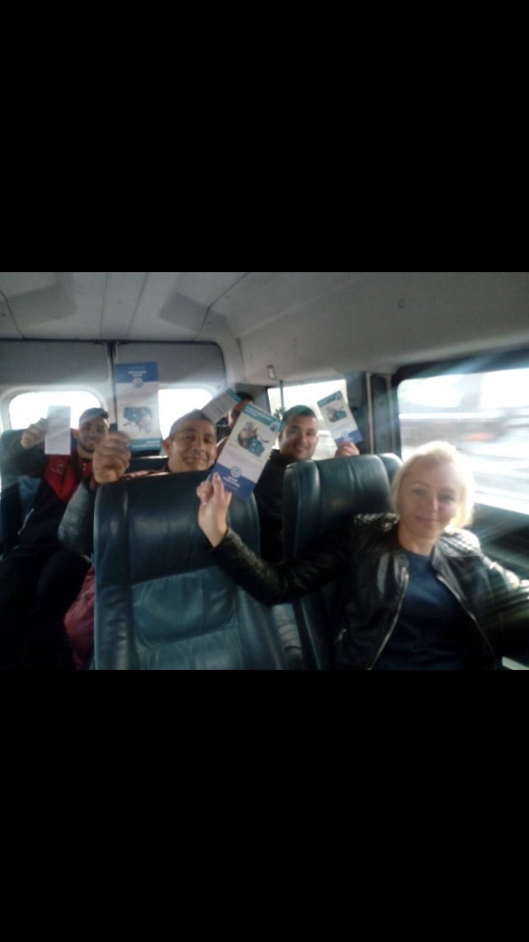 Putnici Poni Transfer tokom vožnje